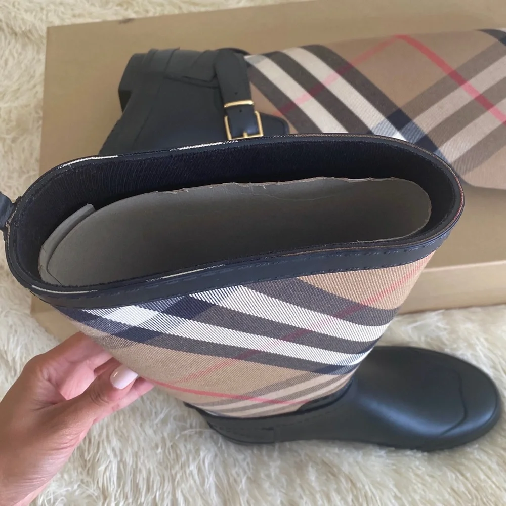 Burberry check rain boot (fits sizes 9-10) - Picture 5 of 13